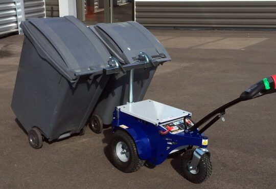 Tracteur électrique accompagnant Jobby M3 500W - exemple d'utilisation