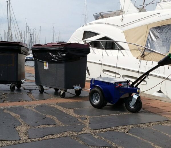 Machine Tractodiff qui tracte deux bacs poubelles