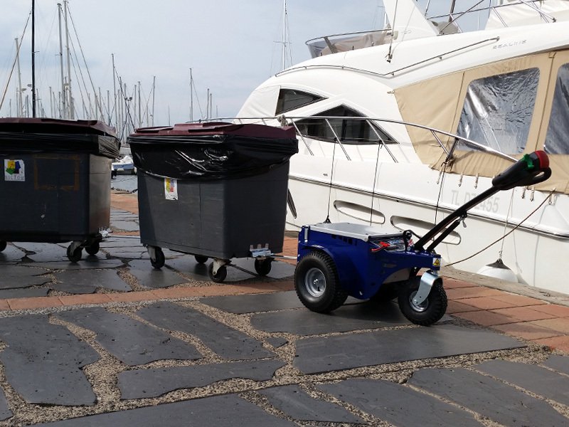 Machine Tractodiff qui tracte deux bacs poubelles