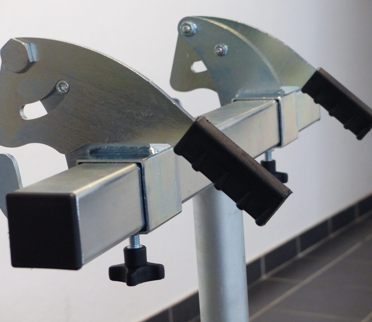 Système d'attelage pour bacs poubelles 2 roues